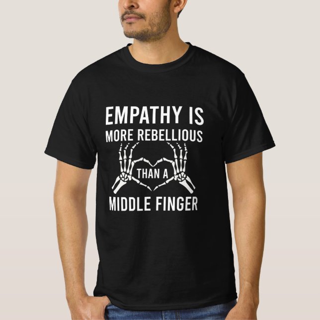 Empati är mer upprörande än Mittet Finger T Shirt (Framsida)