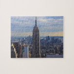 Empire state Byggnad Pussel<br><div class="desc">Ett dramatiskt foto av det ikoniska landmärket New York City,  Byggnaden Empire state,  mot ett blå himmel med vita moln. Bobby Mikul,  kredit.</div>