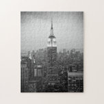 Empire state Byggnad Puzzle Pussel<br><div class="desc">Iconic Empire state Bygger torn ovanför Manhattan-skylinen i skymningen.</div>