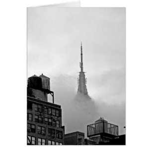 Empire state som bygger i moln hälsningskort
