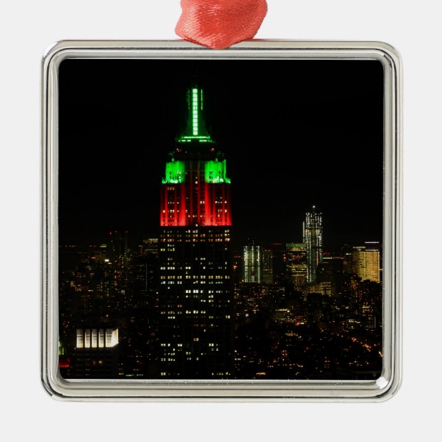 Empire state som bygger julfärger på natt 01 julgransprydnad metall (Framsidan)