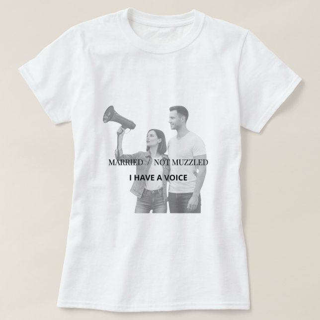 Empowered & Gift — Feministisk T-Shirt för Hustrur (Design framsida)