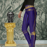 Empress Guld chain Lejon Emblem Black Lila Rand Leggings<br><div class="desc">Ett lyxpar svart- och lila-strimlade balar som förskönades med guld-kedjor runt midjan och ned på ben.</div>