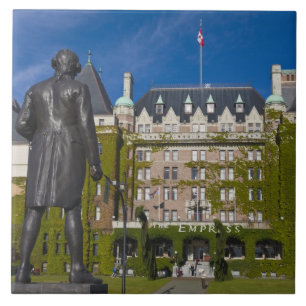 Empress Hotel och staty av kapten James Cook, Kakelplatta