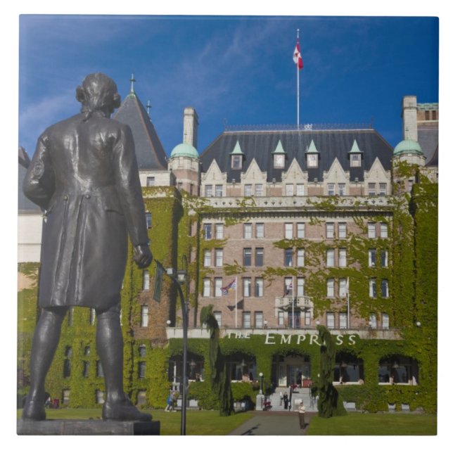 Empress Hotel och staty av kapten James Cook, Kakelplatta (Framsidan)