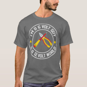 En 6-voltkille i en 12-voltsvärld t shirt