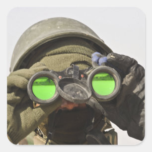 En afghansk soldat avläser horisonten fyrkantigt klistermärke