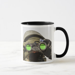 En afghansk soldat avläser horisonten mugg