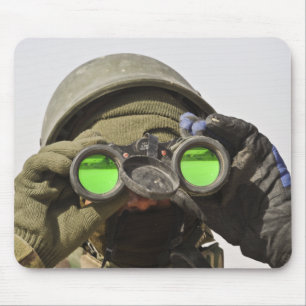En afghansk soldat avläser horisonten musmatta