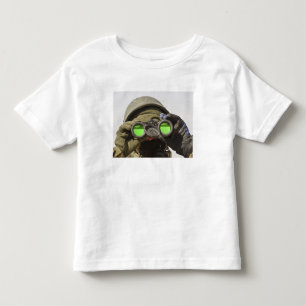 En afghansk soldat avläser horisonten tee shirt