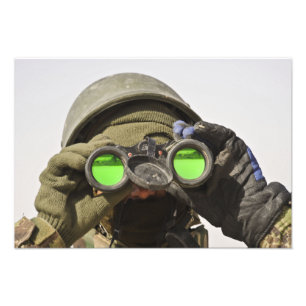 En afghansk soldat söker horisonten fototryck