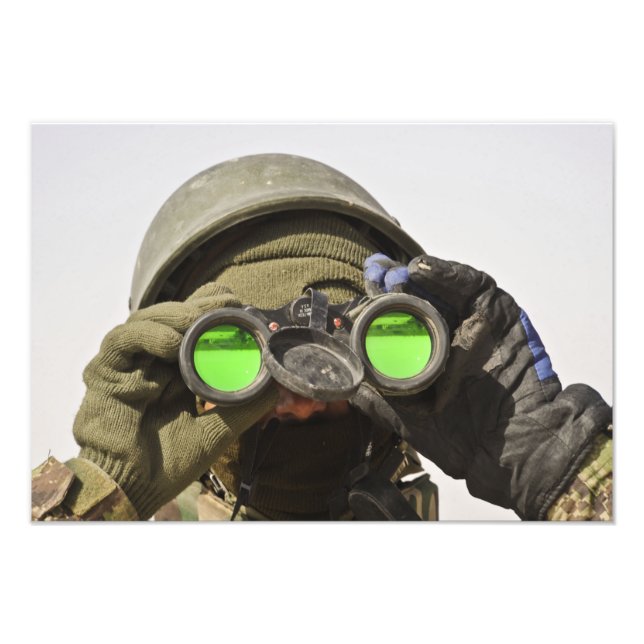 En afghansk soldat söker horisonten fototryck (Framsidan)