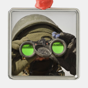 En afghansk soldat söker horisonten julgransprydnad metall