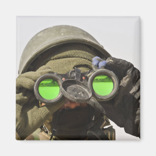En afghansk soldat söker horisonten magnet