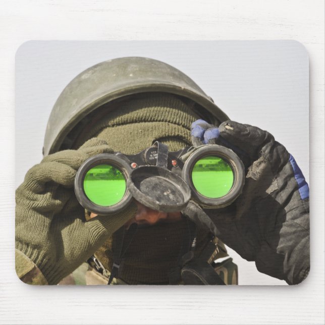 En afghansk soldat söker horisonten musmatta (Framsidan)