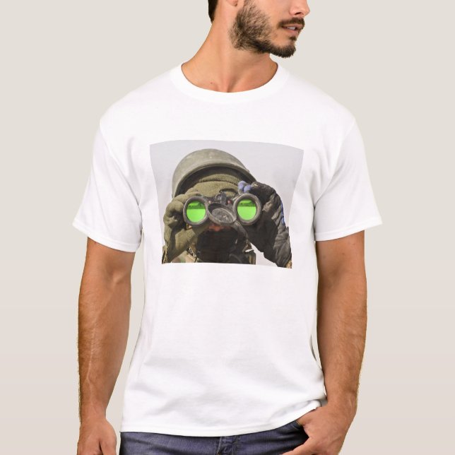 En afghansk soldat söker horisonten t-shirt (Framsida)