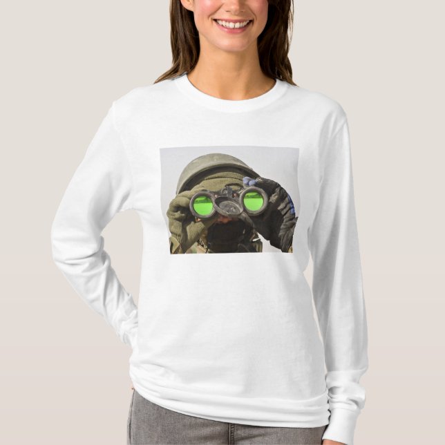 En afghansk soldat söker horisonten tee shirt (Framsida)