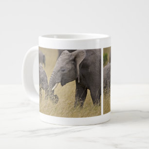 En afrikansk elefant som betar på fälten jumbo mugg
