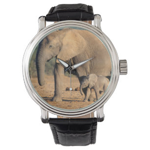 En afrikansk elefantmoder och kalv på väg armbandsur