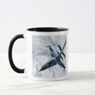En Aggressor F-16 sitter i kontakt placerar Mugg