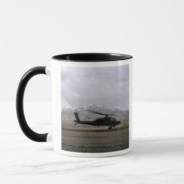 En AH-64A Apache som startar Mugg (Vänster)