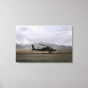 En AH-64A Apache som tar av Canvastryck