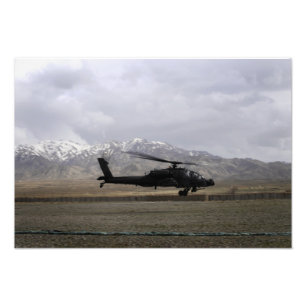 En AH-64A Apache som tar av Fototryck