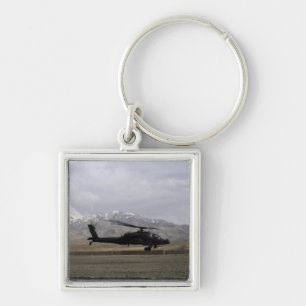 En AH-64A Apache som tar av Fyrkantig Silverfärgad Nyckelring
