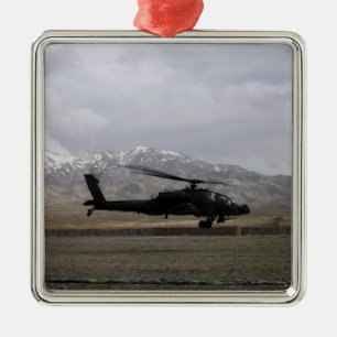 En AH-64A Apache som tar av Julgransprydnad Metall
