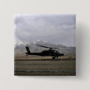 En AH-64A Apache som tar av Knapp