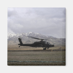 En AH-64A Apache som tar av Magnet