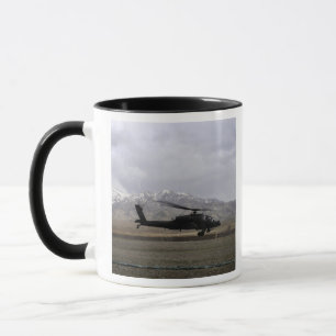 En AH-64A Apache som tar av Mugg