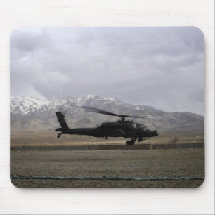 En AH-64A Apache som tar av Musmatta