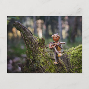 En akorn-elf-guitarist i skogen. vykort
