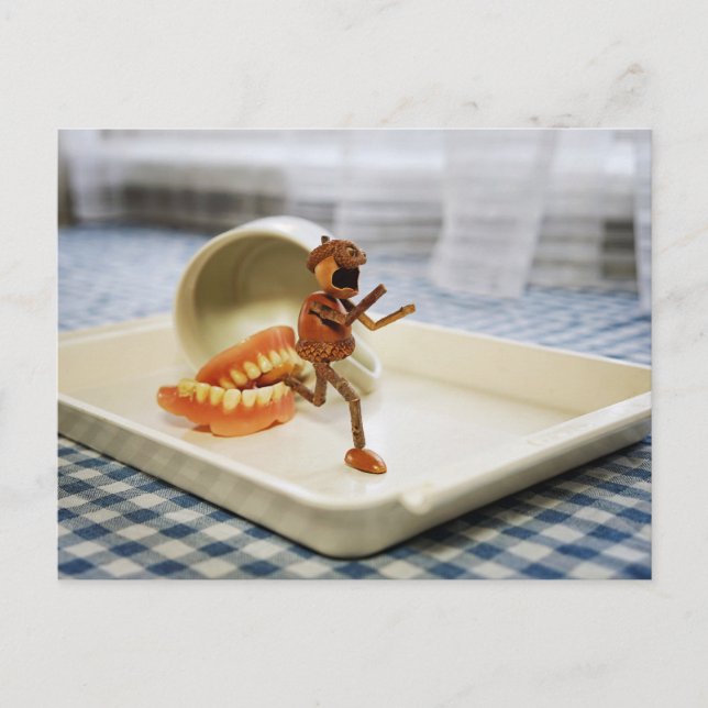 En akorn Elf springa bort från en uppsättning fals Vykort (Framsida)