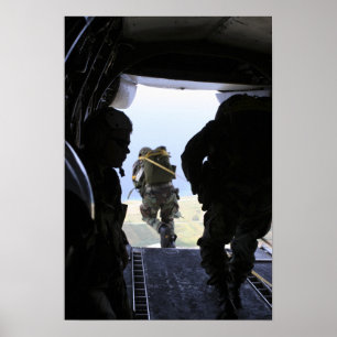 En amerikansk armésoldat gör ett statiskt hopp poster