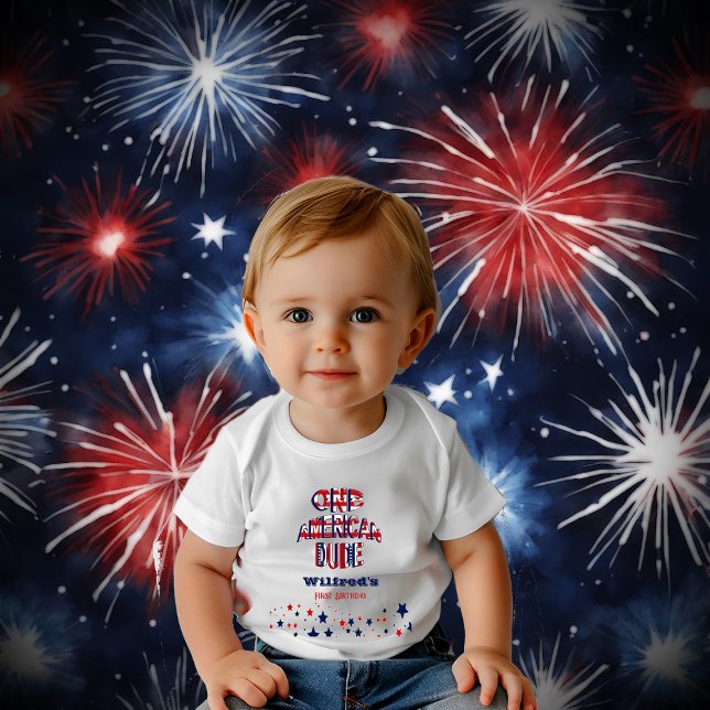 En amerikansk kille 4 juli Röda vita blå födelseda T Shirt (One American Dude 4 July Red White Blue Birthday Baby T-Shirt)