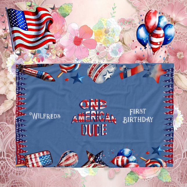 En amerikansk kille 4 juli Rött vitt blått födelse Fleecefilt (One American Dude 4 July Red White Blue Birthday Fleece Blanket)