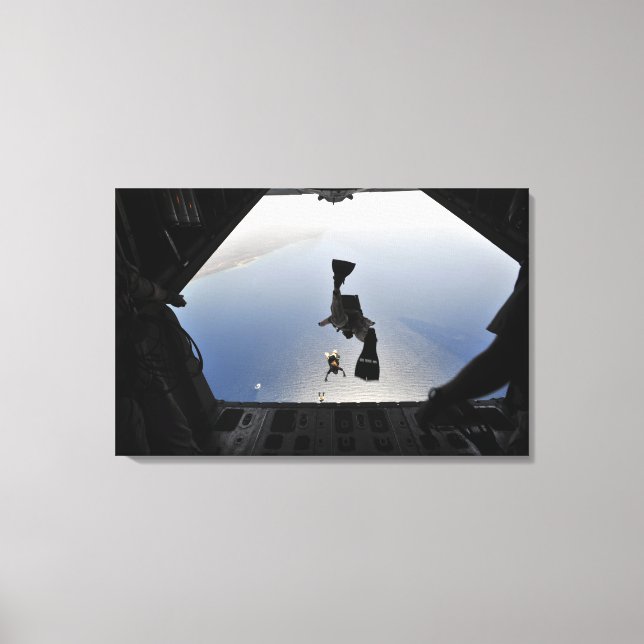 En amerikansk Luft Force-pararescueman hoppar ut Canvastryck (Framsida)