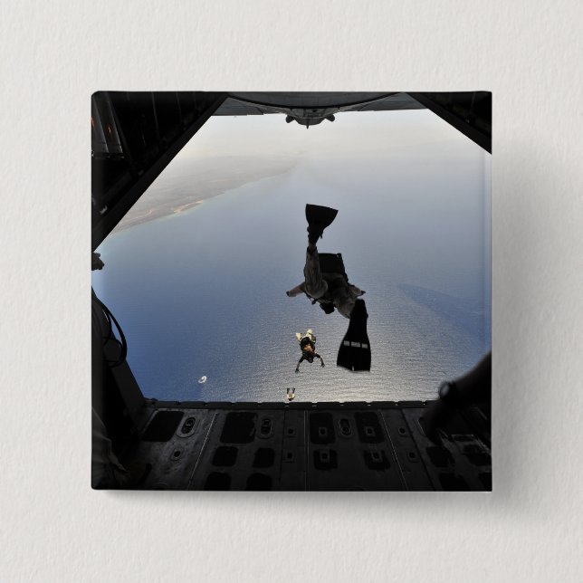 En amerikansk Luft Force-pararescueman hoppar ut Knapp (Framsida)