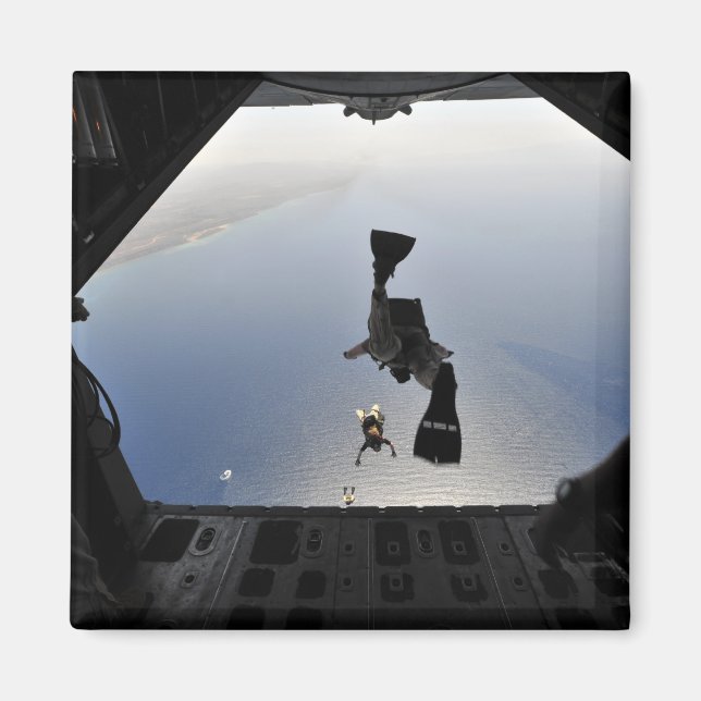 En amerikansk Luft Force-pararescueman hoppar ut Magnet (Framsidan)