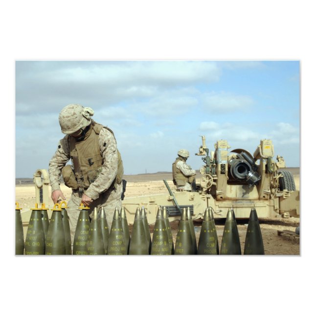 En amerikansk marin förbereder howitzer-rundor för fototryck (Framsidan)