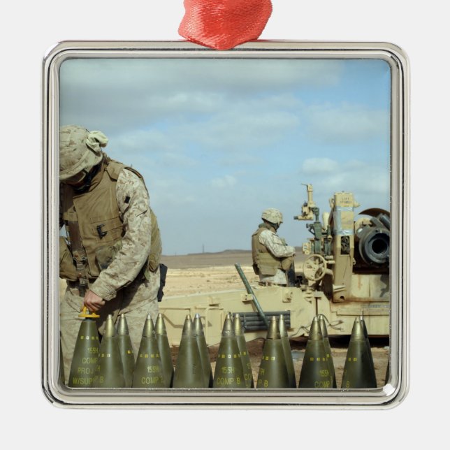 En amerikansk marin förbereder howitzer-rundor för julgransprydnad metall (Framsidan)