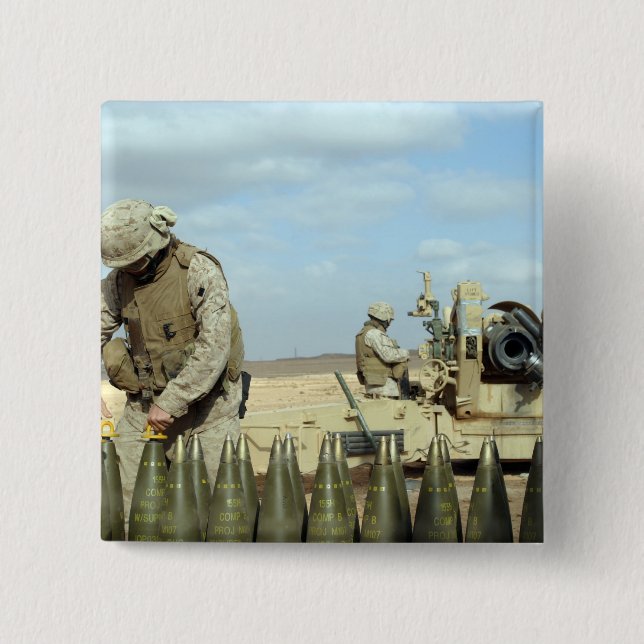 En amerikansk marin förbereder howitzer-rundor för knapp (Framsida)