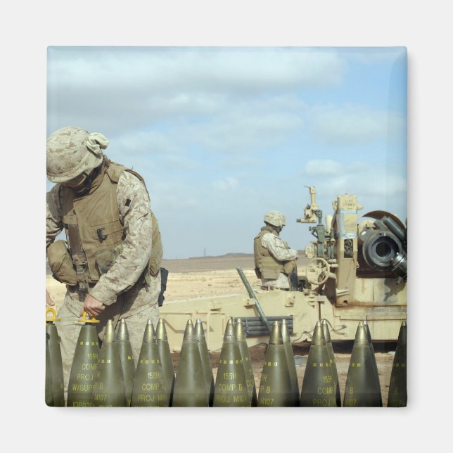 En amerikansk marin förbereder howitzer-rundor för magnet (Framsidan)