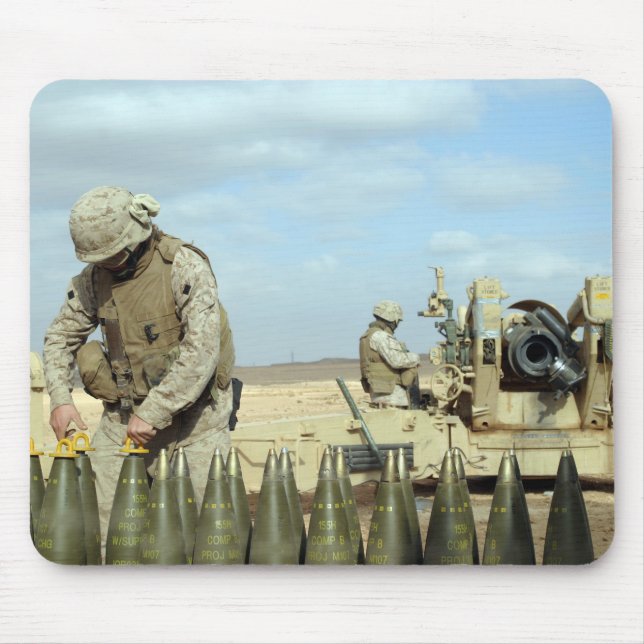 En amerikansk marin förbereder howitzer-rundor för musmatta (Framsidan)