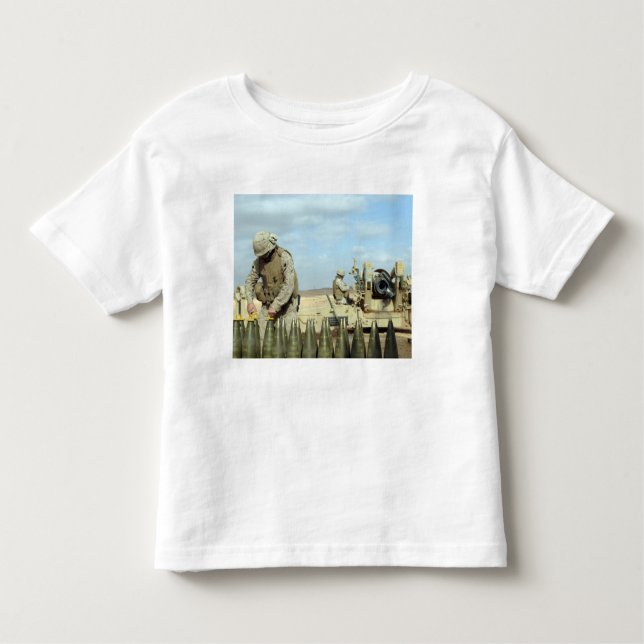 En amerikansk marin förbereder howitzer-rundor för t shirt (Framsida)