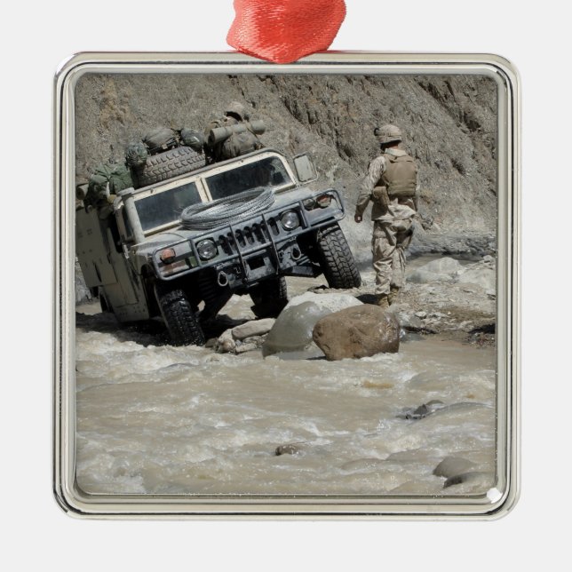 En amerikansk marin som vägleder föraren av en Hum Julgransprydnad Metall (Framsidan)