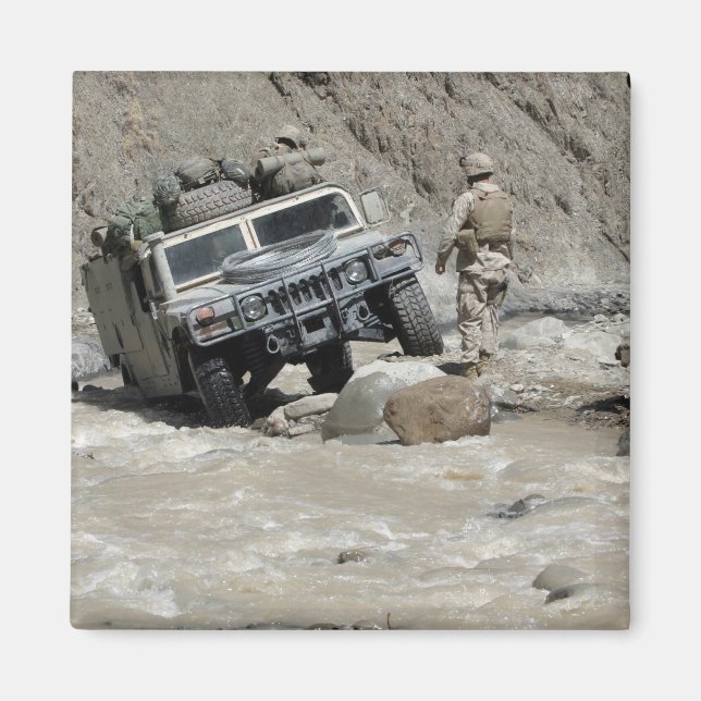 En amerikansk marin som vägleder föraren av en Hum Magnet (Framsidan)