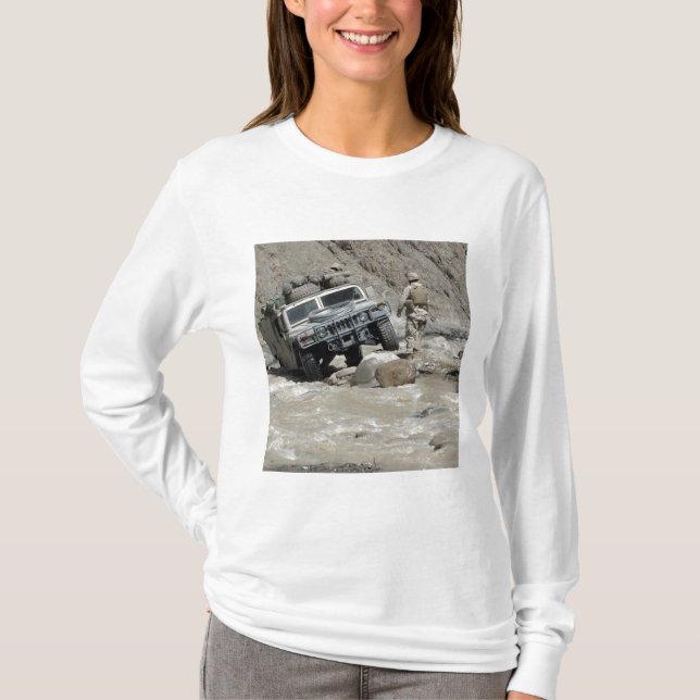 En amerikansk marin som vägleder föraren av en Hum T-shirt (Framsida)